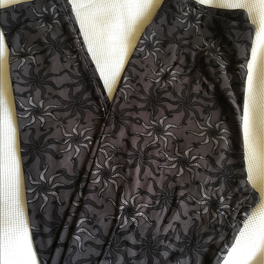 LuLaRoe Pinwheel B/W Leggings - OS 🌼Like New!🌼